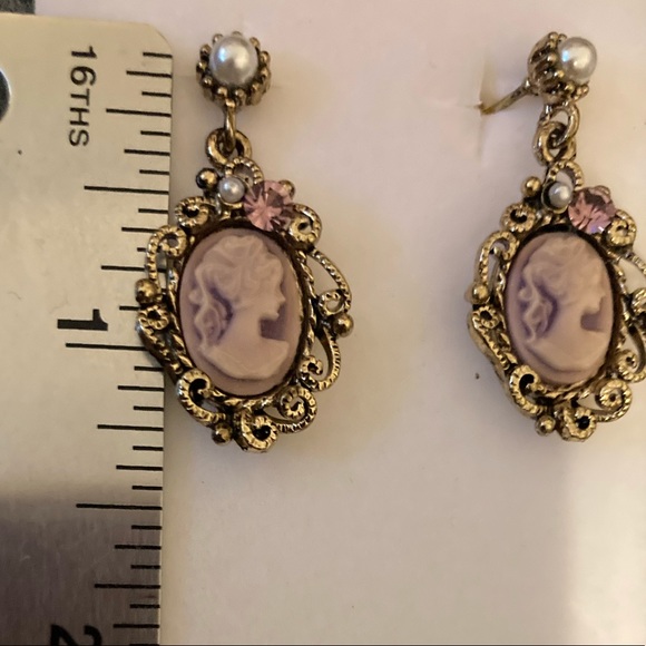 NIB - The Stone Flower cameo earrings - Picture 5 of 5
